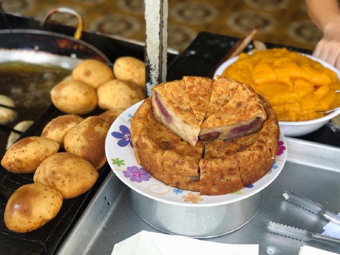 Ngoài bánh tiêu nhân đậu xanh và cade, quán còn bán thêm bánh chuối và bánh bò hấp. Ảnh: @lequanghuan89/Instagram