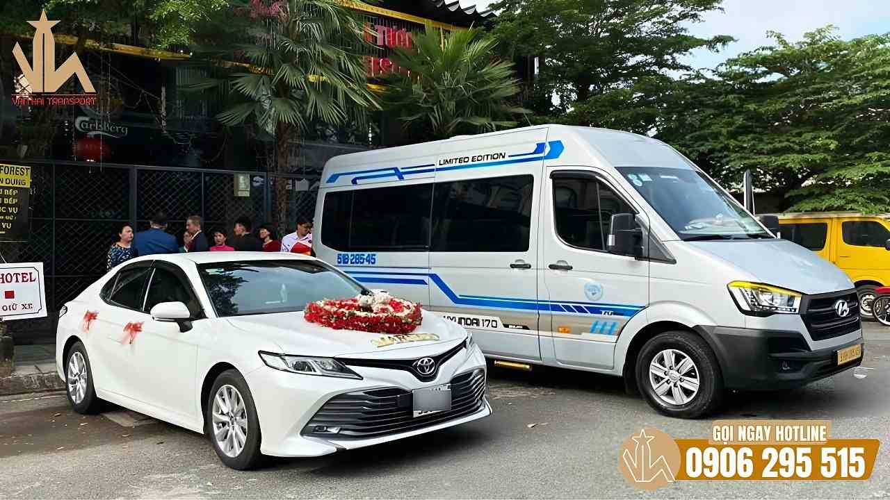 Xe cưới Camry của Vân Hải được trang trí nổi bật