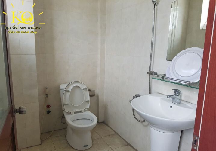Toilet-van-phong-tron-goi-168-Building.jpg