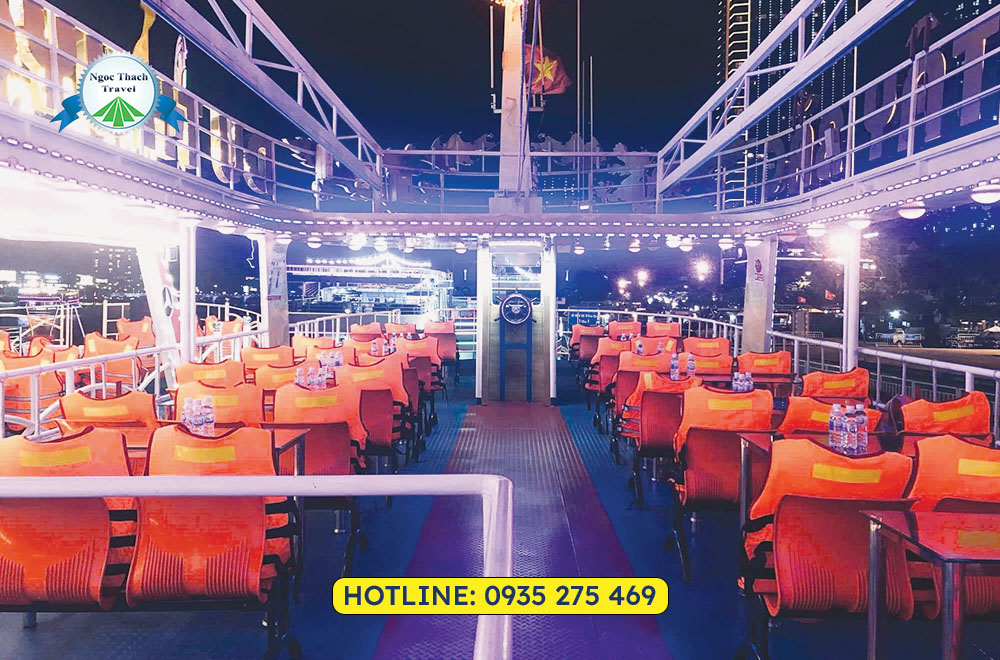 Ngồi trên boong thuyền, nghe tiếng nước vỗ nhẹ vào mạn, phóng tầm mắt ra xa là cả một không gian lung linh ánh đèn.