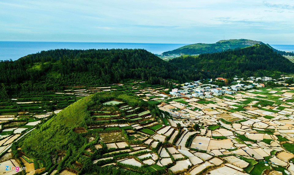 ngam-mieng-nui-lua-tren-dao-ly-son-tu-fly-cam-3.jpg