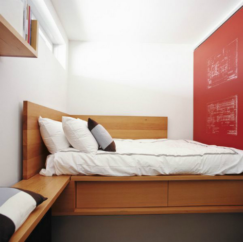 wood-corner-bed-red-wall-accen-2494-5158-1405315999.jpg