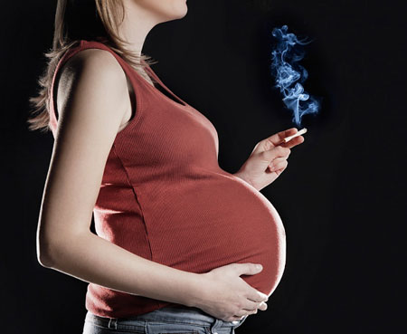 Phụ nữ mang thai dù hút thuốc nhiều hoặc hút thuốc thụ động, đều có thể dẫn đến nguy cơ thai bị biến chứng hoặc sinh non. 