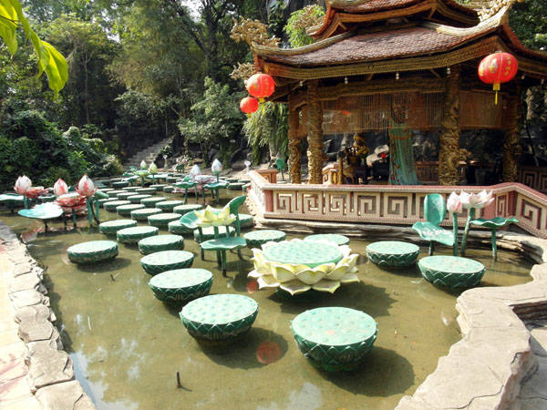 bao-singapore-so-sanh-suoi-tien-voi-cong-vien-haw-par-villa-ky-di-ivivu6.jpg